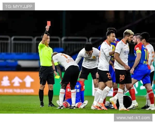 抱人犯规判罚为何常被忽视？细解裁判判罚尺度差异